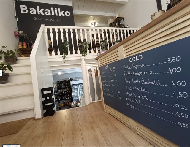 Binnen bij Bakaliko Amsterdam: de koffiebar met het menu voor warme en koude koffie en het Bakaliko-bord