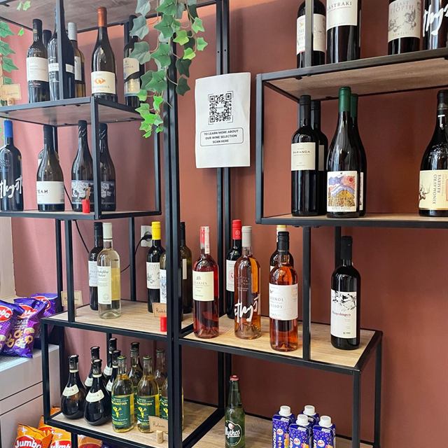 Schappen met Griekse wijnen, bier, sappen en snacks bij Bakaliko Amsterdam