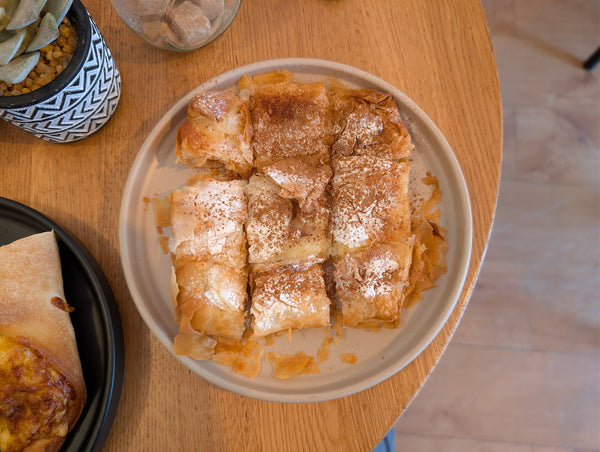 Bougatsa met custard in filodeeg, in blokjes met kaneel en poedersuiker