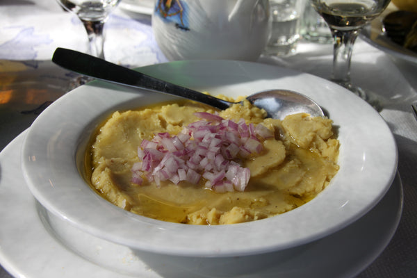 Fava uit Santorini met gehakte rode ui en olijfolie
