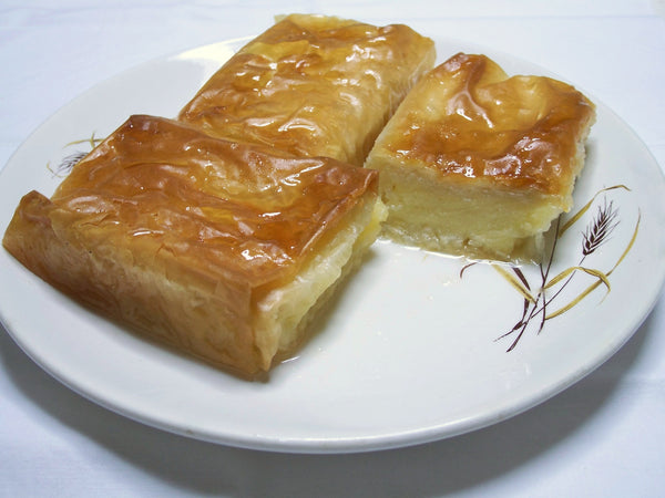 Drie stukken galaktoboureko, griesmeelcustard in filodeeg