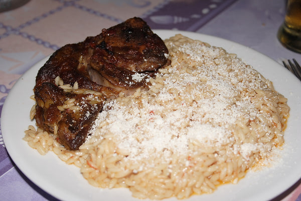 Giouvetsi: lamsvlees met orzo en geraspte kaas