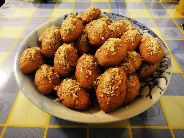 Melomakarona-honingkoekjes met gehakte walnoten