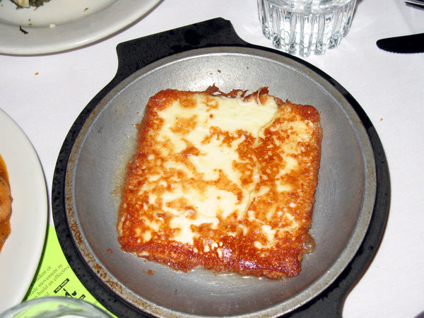 Gebakken saganaki-kaas in een pannetje