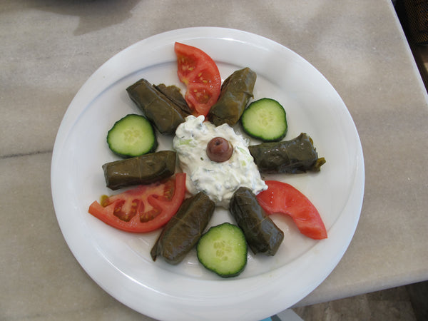 Gevulde wijnbladeren met tzatziki, komkommer en tomaat