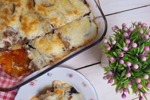Gebakken moussaka op een bord, bovenaanzicht