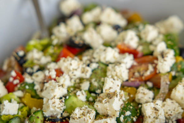 Griekse salade met fetablokjes en olijven
