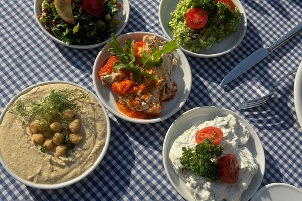 Mediterrane gerechten op een geruit tafelkleed