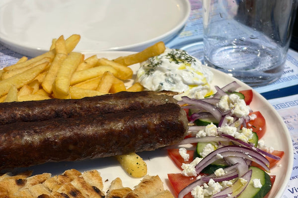 Souvlaki, tzatziki, Griekse salade en pita
