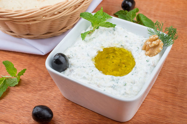 Tzatziki met olijven en munt
