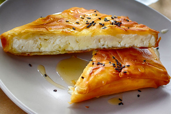 Griekse kaastaart met honing en sesam