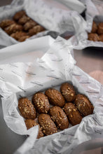 Afbeelding in Gallery-weergave laden, Chrisanthidis - Melomakarona Met Honing &amp; Walnoten - 450g 
