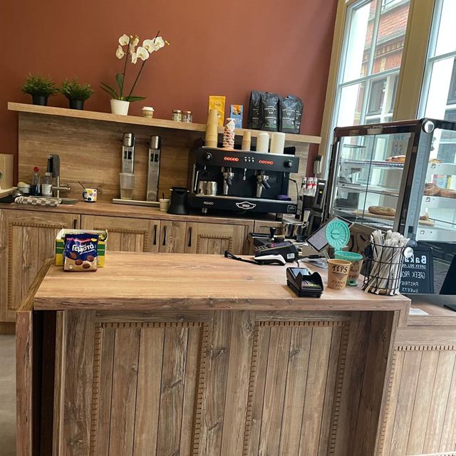 Balie met de koffiebar en milkshakemixers erachter bij Bakaliko Amsterdam