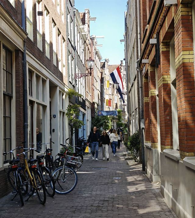 Historische straat in het centrum van Amsterdam bij Bakaliko
