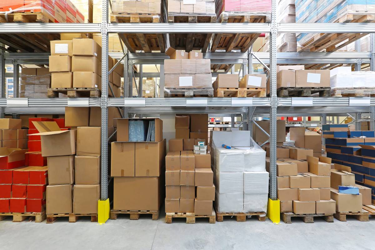 Magazijngang met palletstellingen vol verpakte goederen